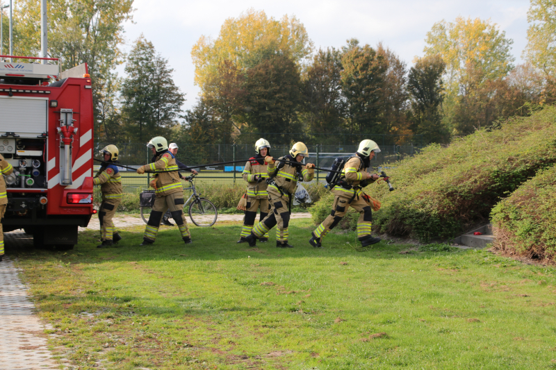 Groenstrook tegen sporthal in brand gestoken