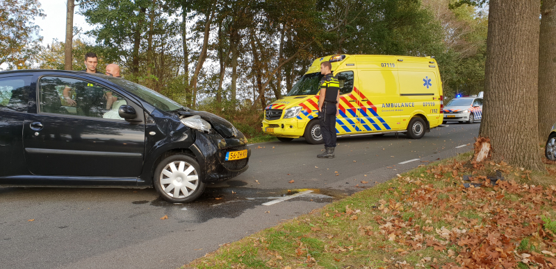 Auto rijdt tegen boom Ã©Ã©n gewonde