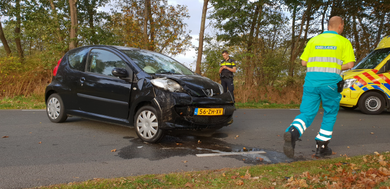 Auto rijdt tegen boom Ã©Ã©n gewonde