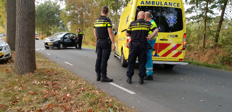 Auto rijdt tegen boom Ã©Ã©n gewonde