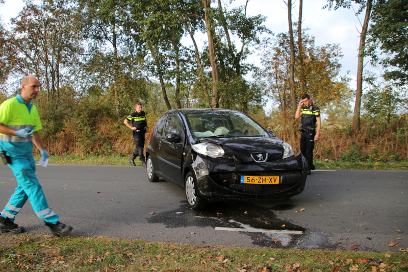 Auto rijdt tegen boom Ã©Ã©n gewonde