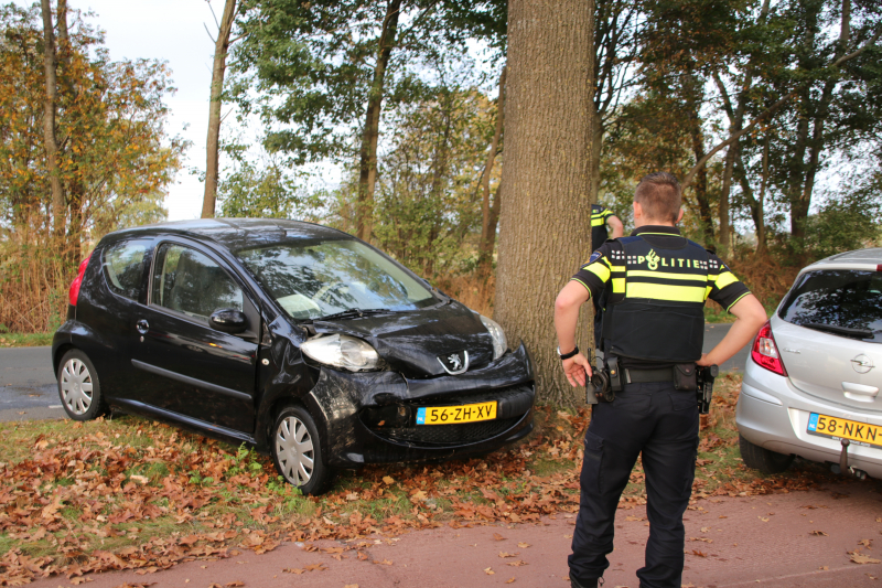 Auto rijdt tegen boom Ã©Ã©n gewonde