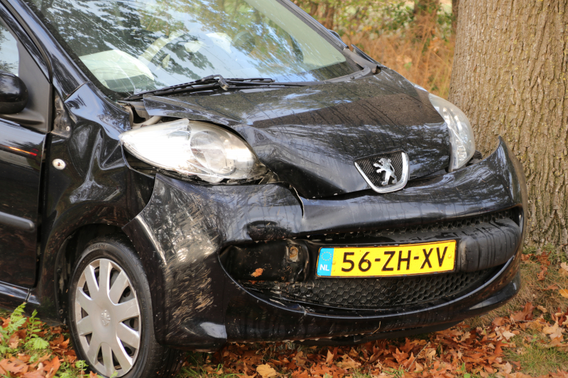 Auto rijdt tegen boom Ã©Ã©n gewonde