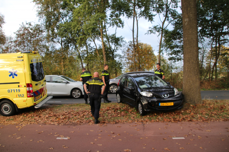 Auto rijdt tegen boom Ã©Ã©n gewonde