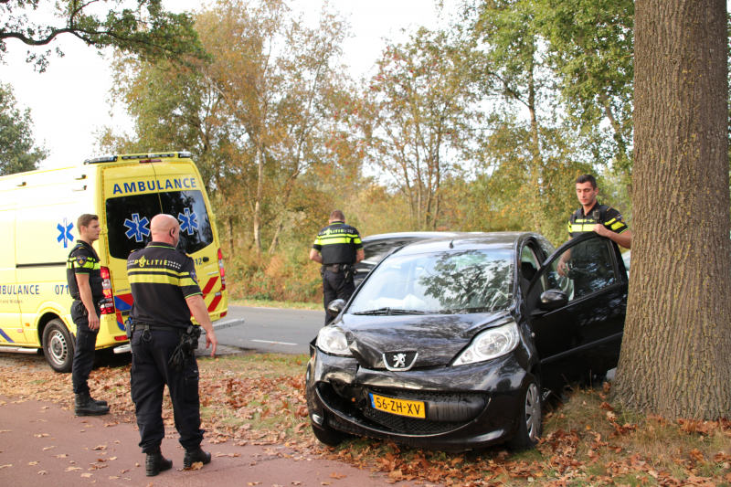 Auto rijdt tegen boom Ã©Ã©n gewonde