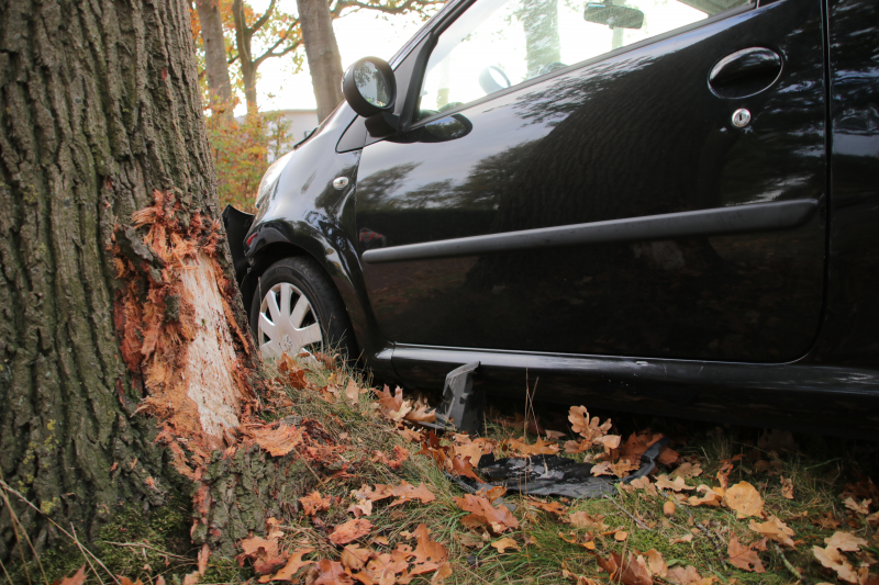 Auto rijdt tegen boom Ã©Ã©n gewonde