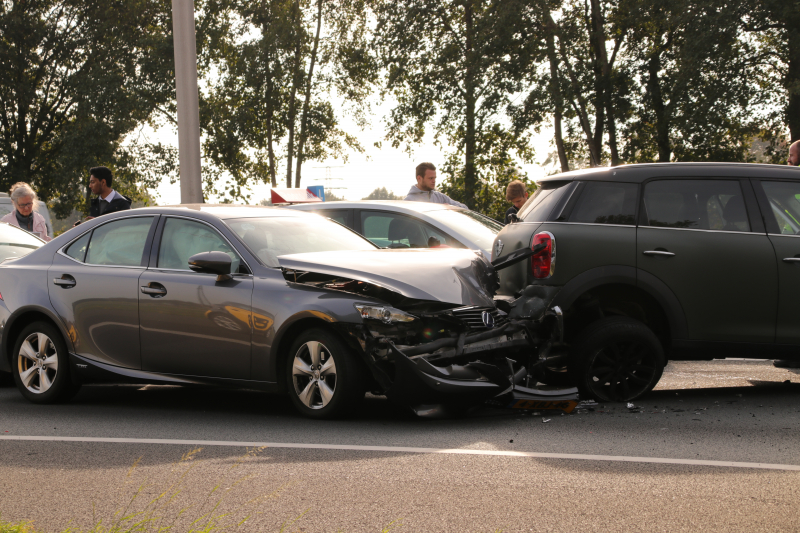 Snelweg afgesloten na aanrijding met vier auto's