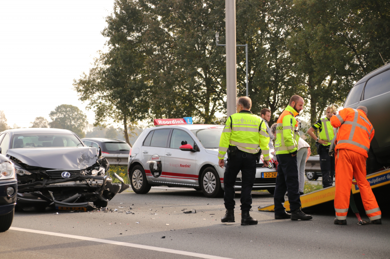 Snelweg afgesloten na aanrijding met vier auto's