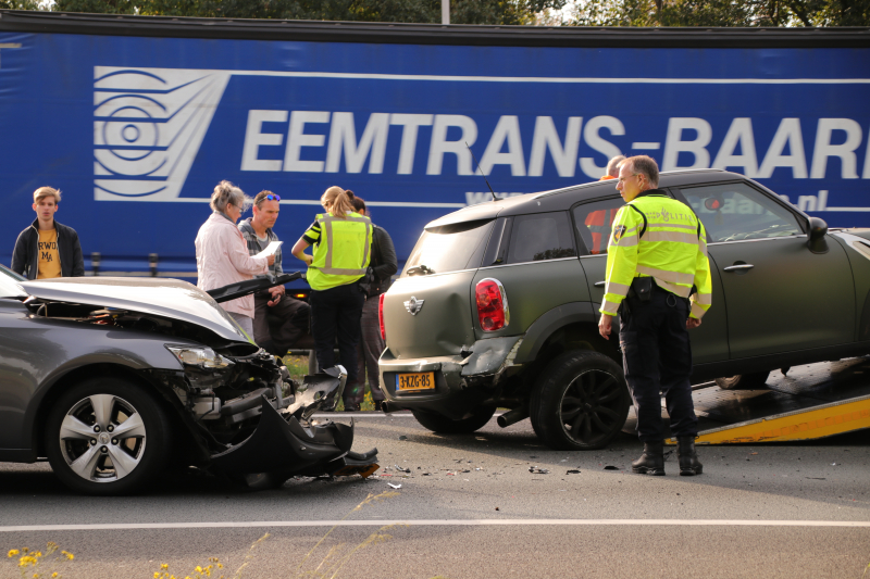 Snelweg afgesloten na aanrijding met vier auto's