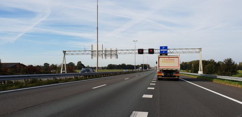 Snelweg afgesloten na aanrijding met vier auto's