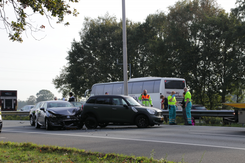 Snelweg afgesloten na aanrijding met vier auto's