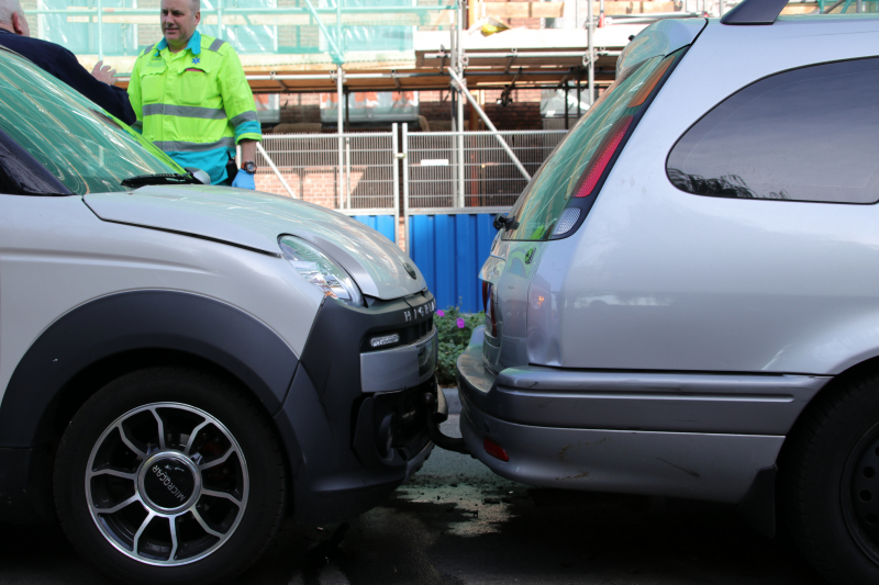 Brommobiel botst op personenauto