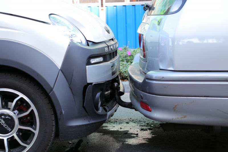 Brommobiel botst op personenauto
