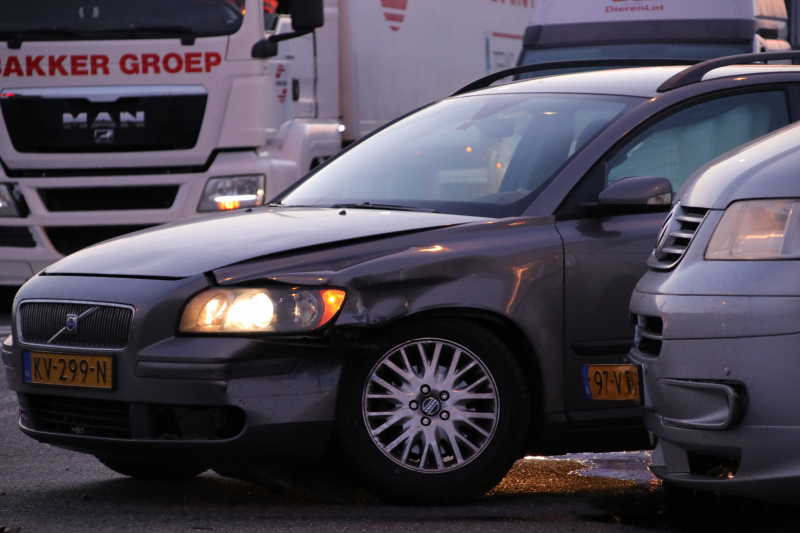 Auto rijdt door rood met aanrijding tot gevolg