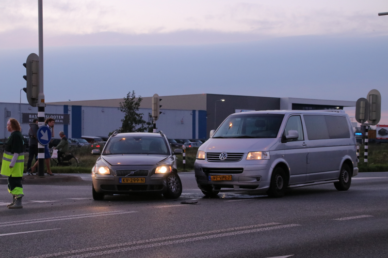 Auto rijdt door rood met aanrijding tot gevolg