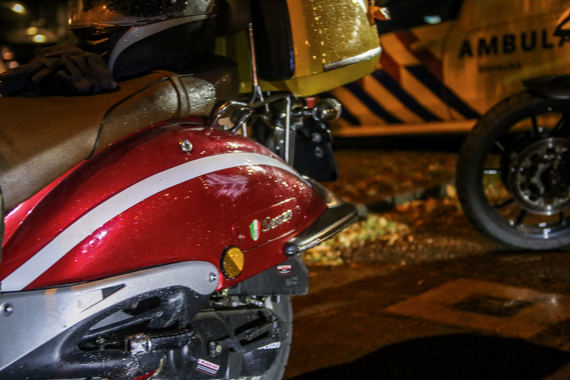 Brommerrijder gewond na uitglijder op nat wegdek