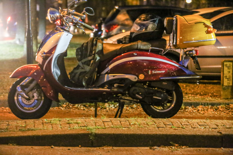 Brommerrijder gewond na uitglijder op nat wegdek