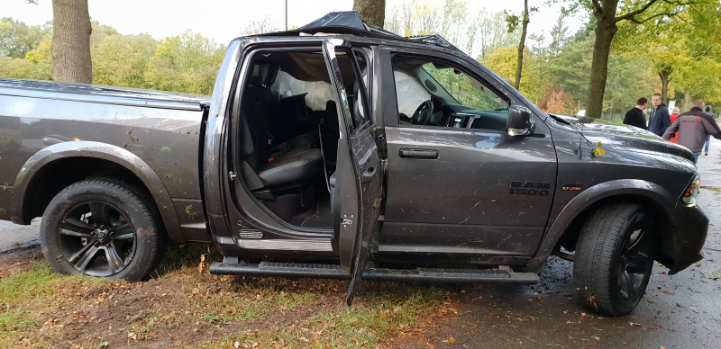 Bestuurder belandt tegen boom