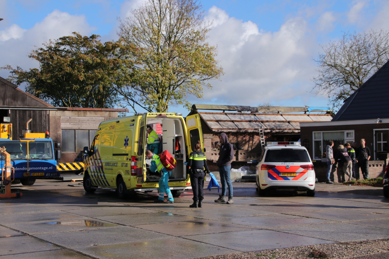 Persoon zwaargewond bij werkzaamheden op een dak