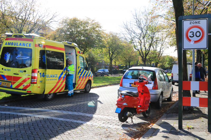 Jonge dame op snorscooter aangereden
