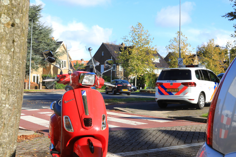 Jonge dame op snorscooter aangereden