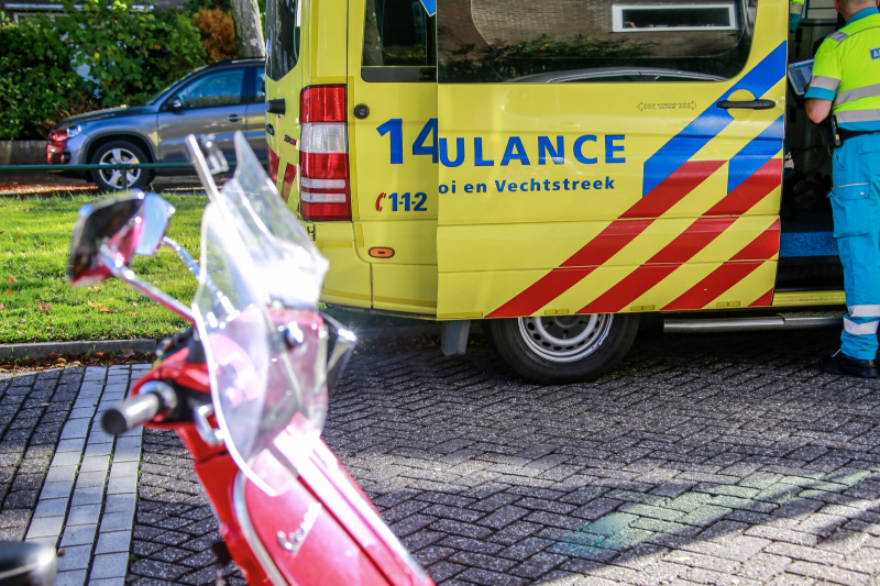 Jonge dame op snorscooter aangereden