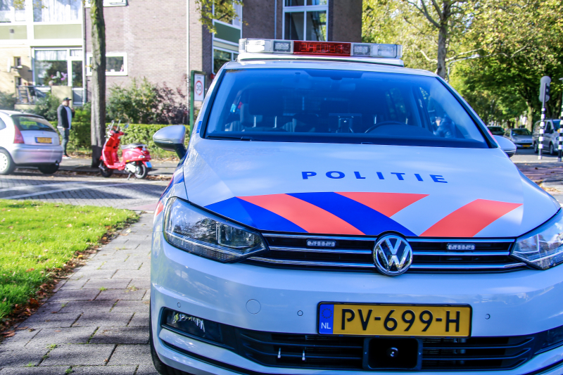 Jonge dame op snorscooter aangereden