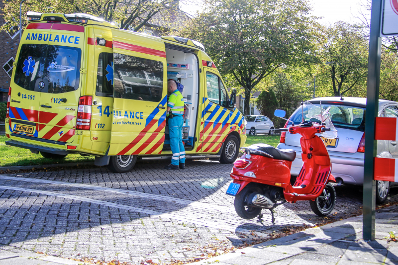 Jonge dame op snorscooter aangereden