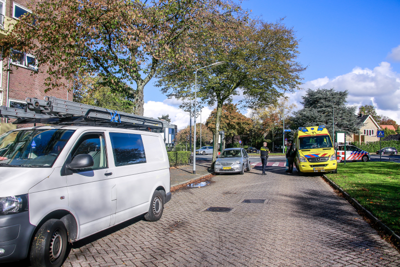 Jonge dame op snorscooter aangereden