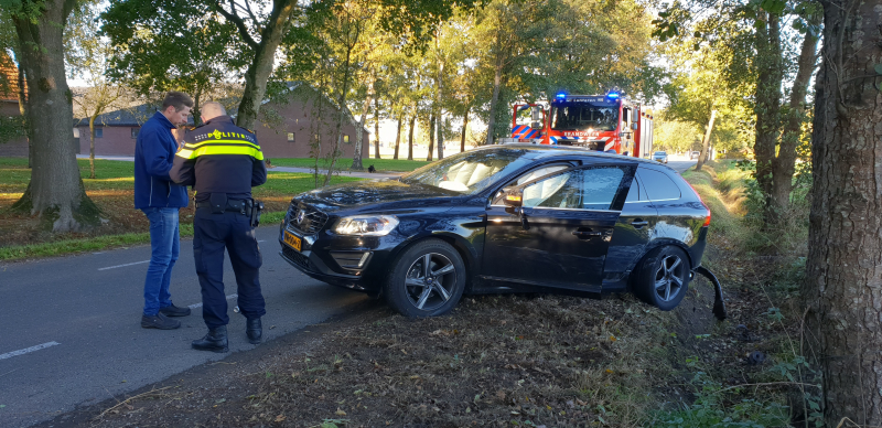 Twee auto's botsen op elkaar
