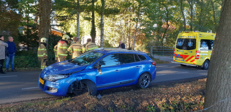 Twee auto's botsen op elkaar