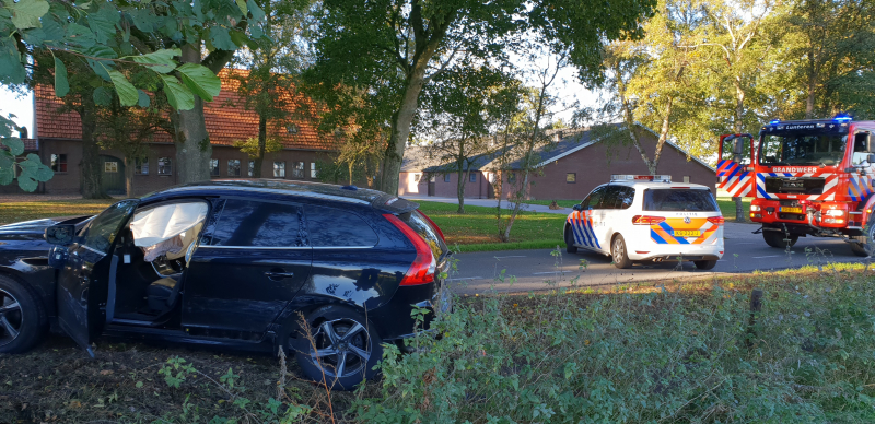Twee auto's botsen op elkaar