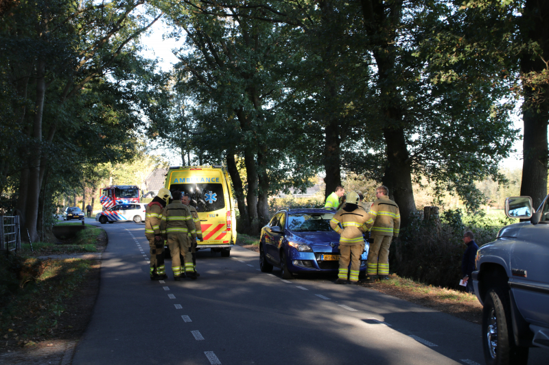 Twee auto's botsen op elkaar