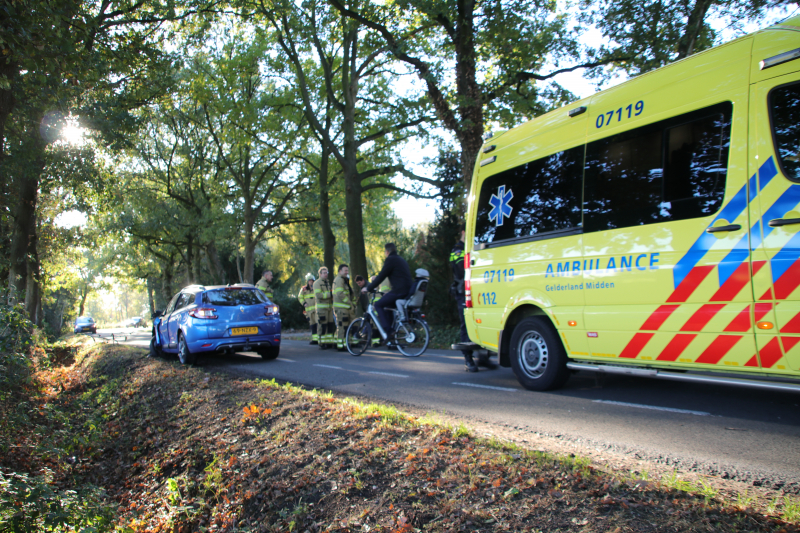 Twee auto's botsen op elkaar