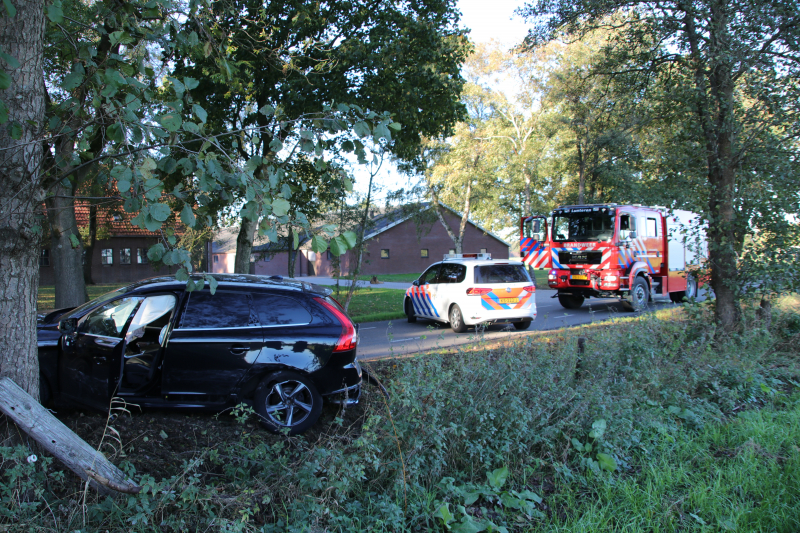 Twee auto's botsen op elkaar