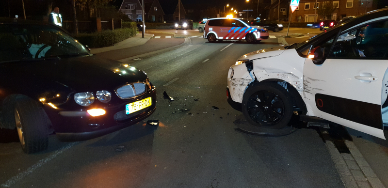 Twee auto's botsen, geen gewonden