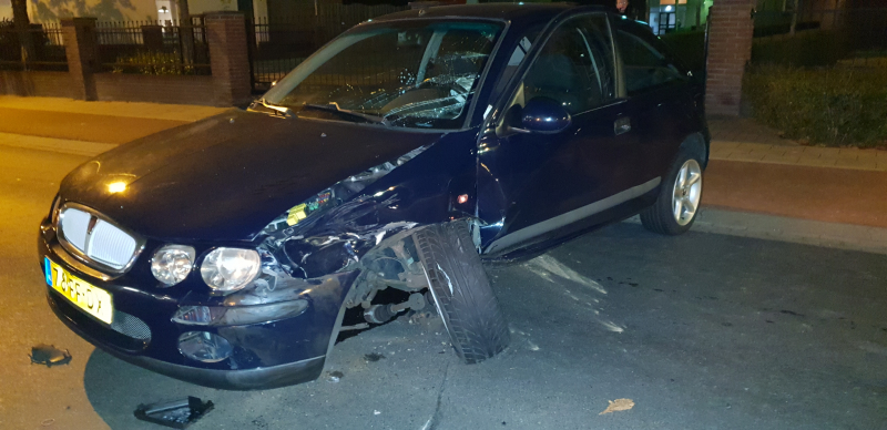 Twee auto's botsen, geen gewonden