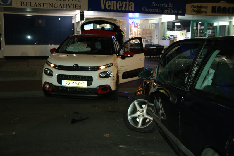 Twee auto's botsen, geen gewonden