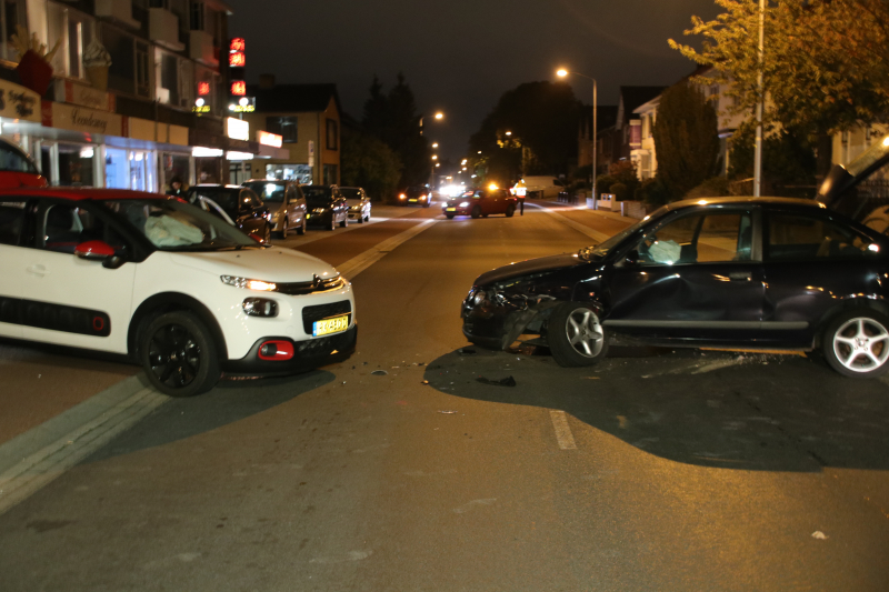 Twee auto's botsen, geen gewonden
