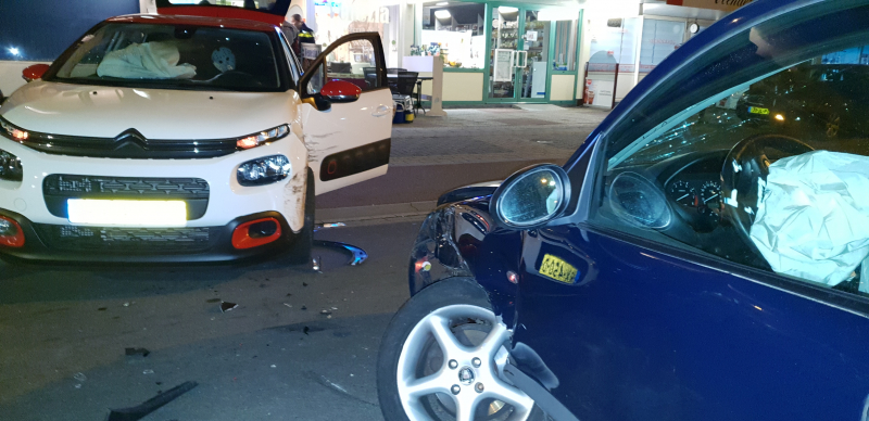 Twee auto's botsen, geen gewonden
