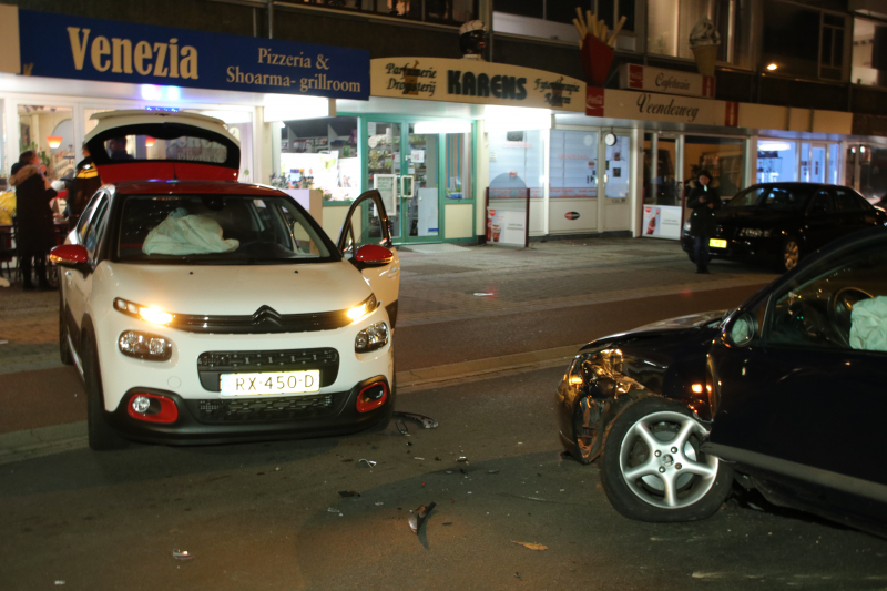 Twee auto's botsen, geen gewonden