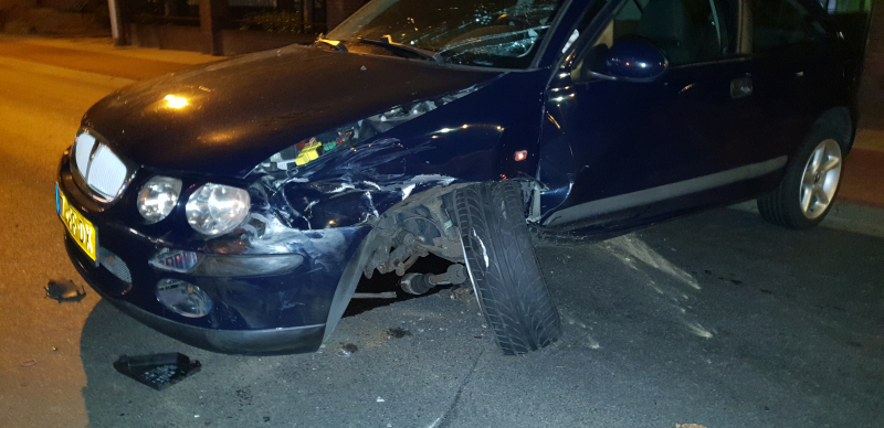 Twee auto's botsen, geen gewonden