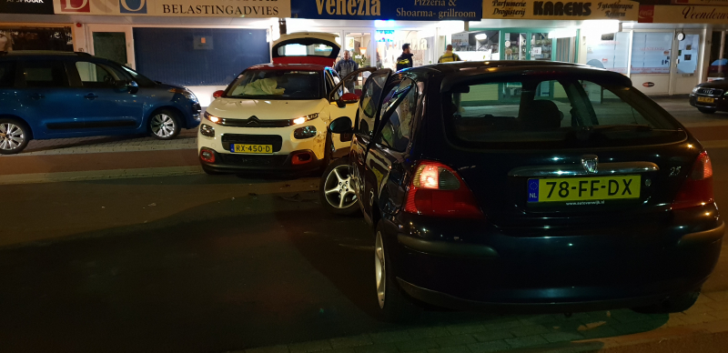 Twee auto's botsen, geen gewonden