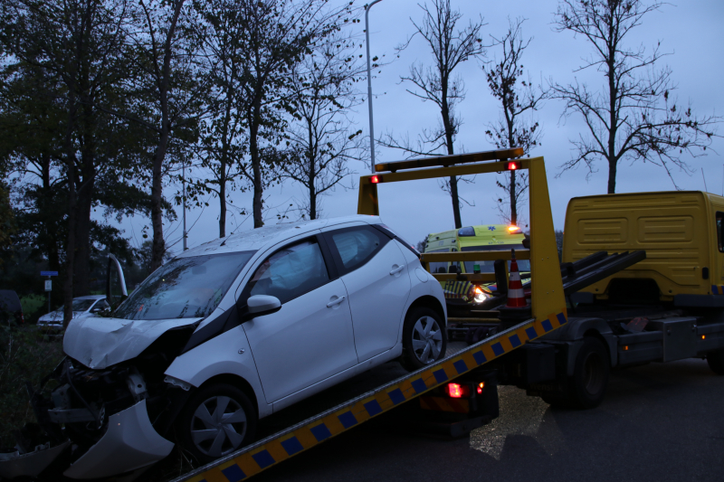 Auto vliegt uit de bocht