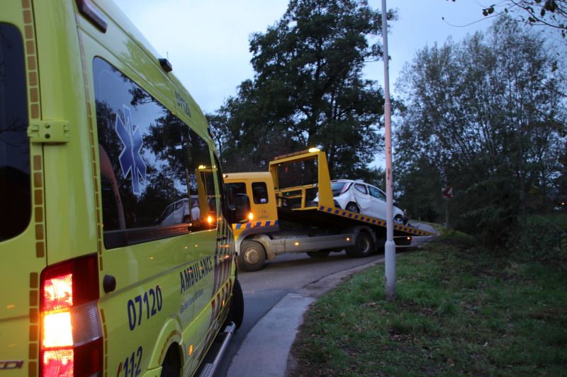 Auto vliegt uit de bocht