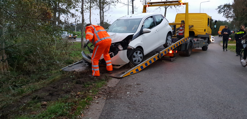 Auto vliegt uit de bocht