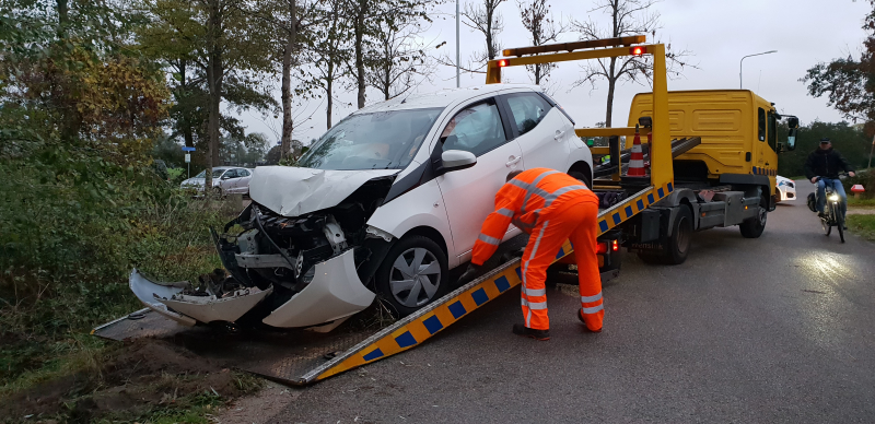 Auto vliegt uit de bocht