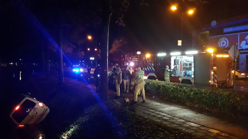 Automobilist raakt met voertuig te water, bestuurder onvindbaar