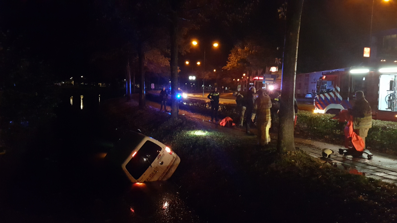 Automobilist raakt met voertuig te water, bestuurder onvindbaar