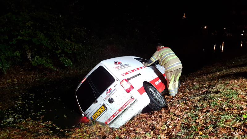 Automobilist raakt met voertuig te water, bestuurder onvindbaar